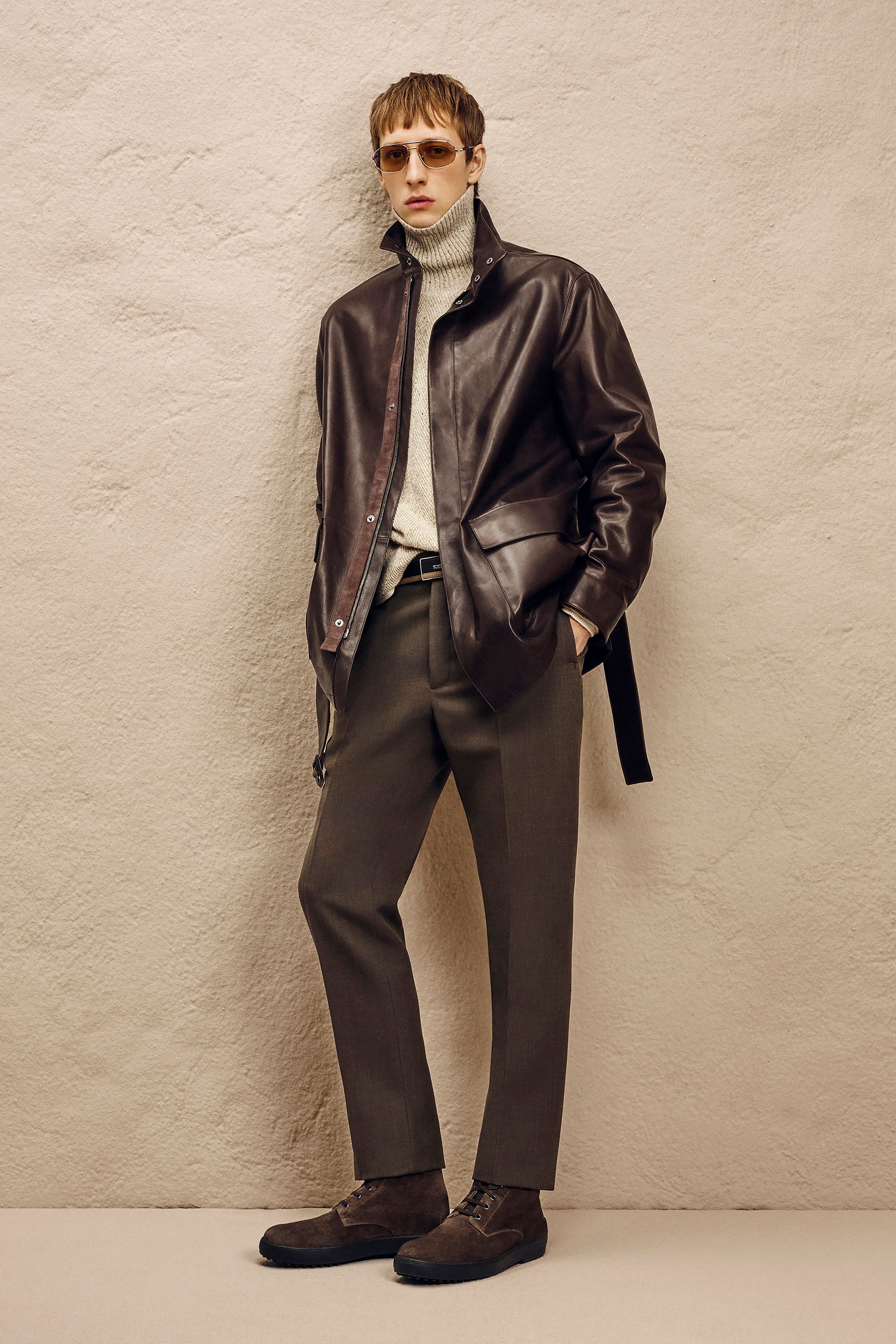 Tod’s 2026秋冬以极致实穿为核心，延续品牌“低调奢华”的长期价值。皮革夹克、绗缝外套与精致针织围绕自然色系展开，强调触感、重量与耐用性。造型不强调趋势感，而是构建稳定、可长期使用的男士衣橱方案，呈现出成熟、理性且自信的都市男性形象-顽石频道趋势研究
